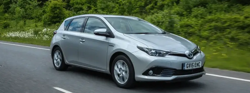 A grey Toyota Auris on a rural road.